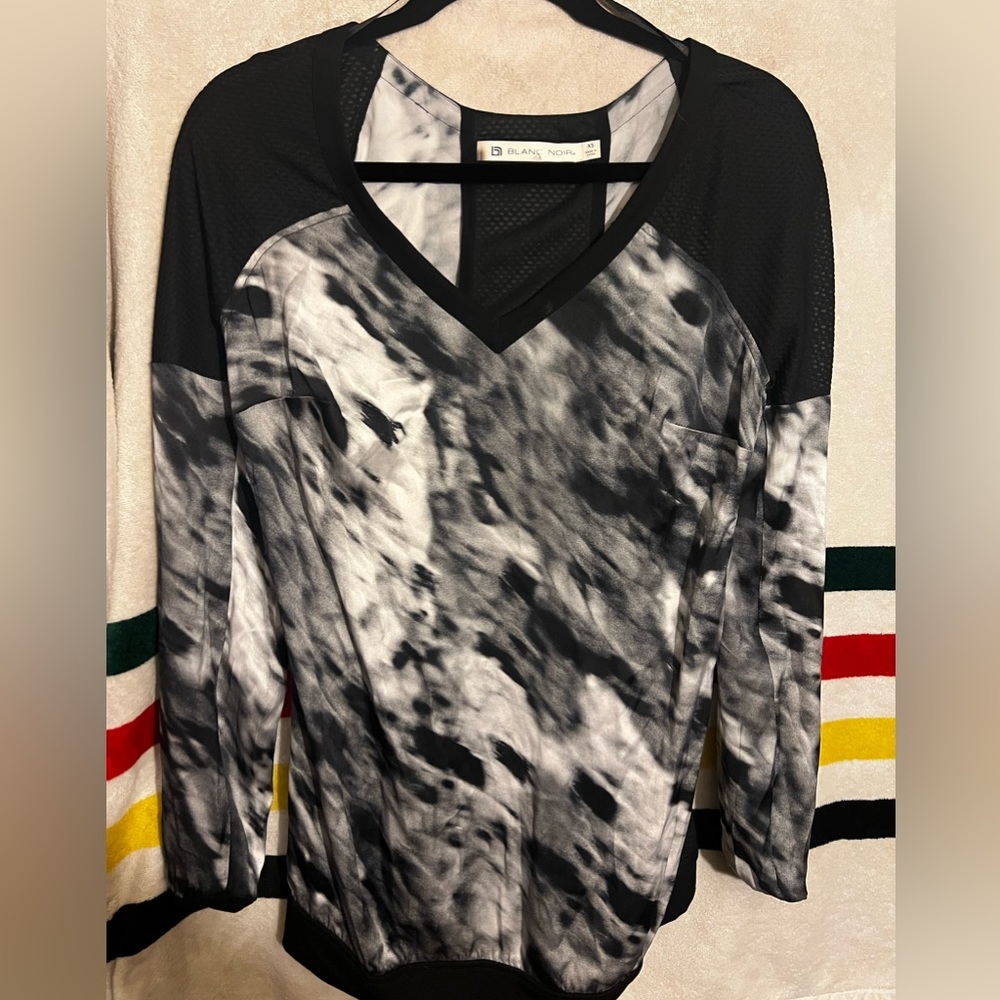 Blanc Noir XS sleek workout long sleeve perfect condition